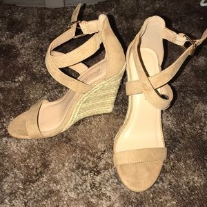 Shoe dazzle wedges size 5.5